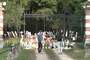 Alain Delon, fiori e bigliettini davanti alla sua casa di Douchy