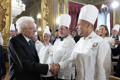 Il presidente Mattarella con l'executive chef del Quirinale Fabrizio Boca