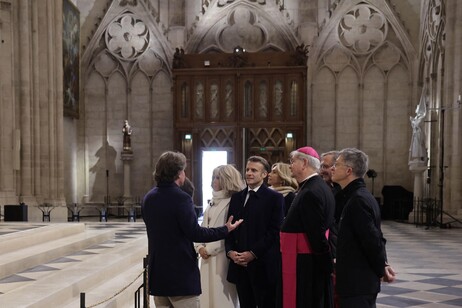 Macron scopre Notre-Dame dopo il restauro, 'è sublime'