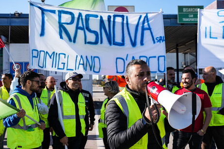 Stellantis: protesta lavoratori Trasnova a Pomigliano